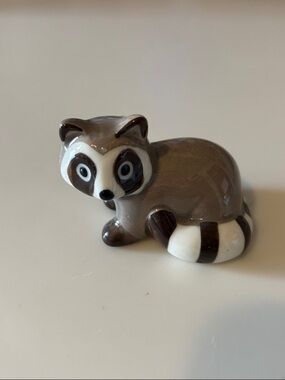 Cracker Barrel Raccoon salt shaker